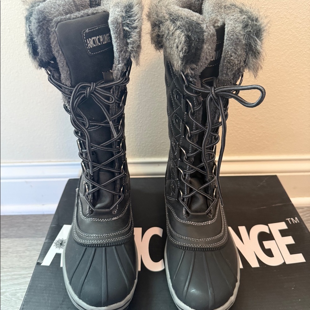 Snow boots - Picture 1 of 3